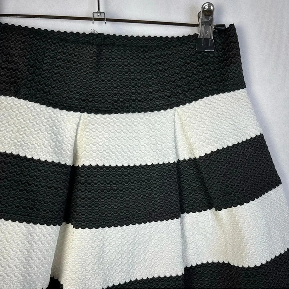 Xhilaration Black & White Textured Stripe A-Line Mini Skirt L - Picture 3 of 3